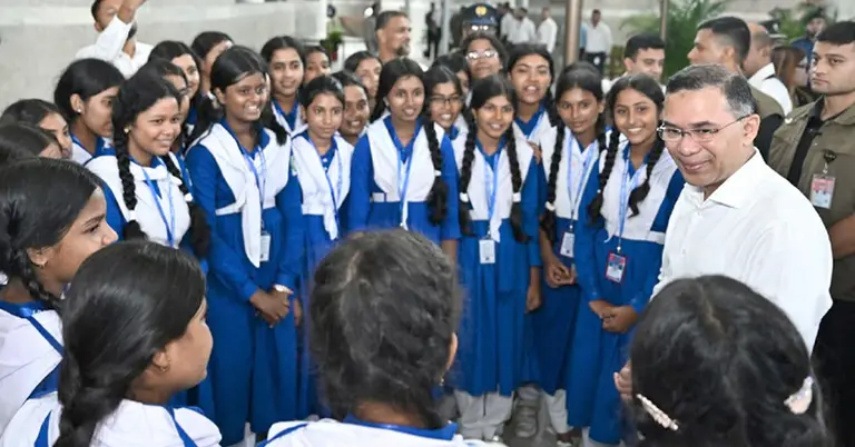 শিক্ষার্থীদের সঙ্গে প্রধানমন্ত্রী